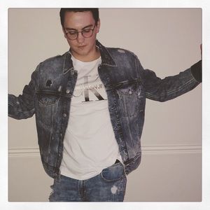 Meet your Posher, Levi